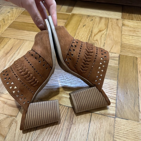 Brown suede heel - Picture 5 of 7